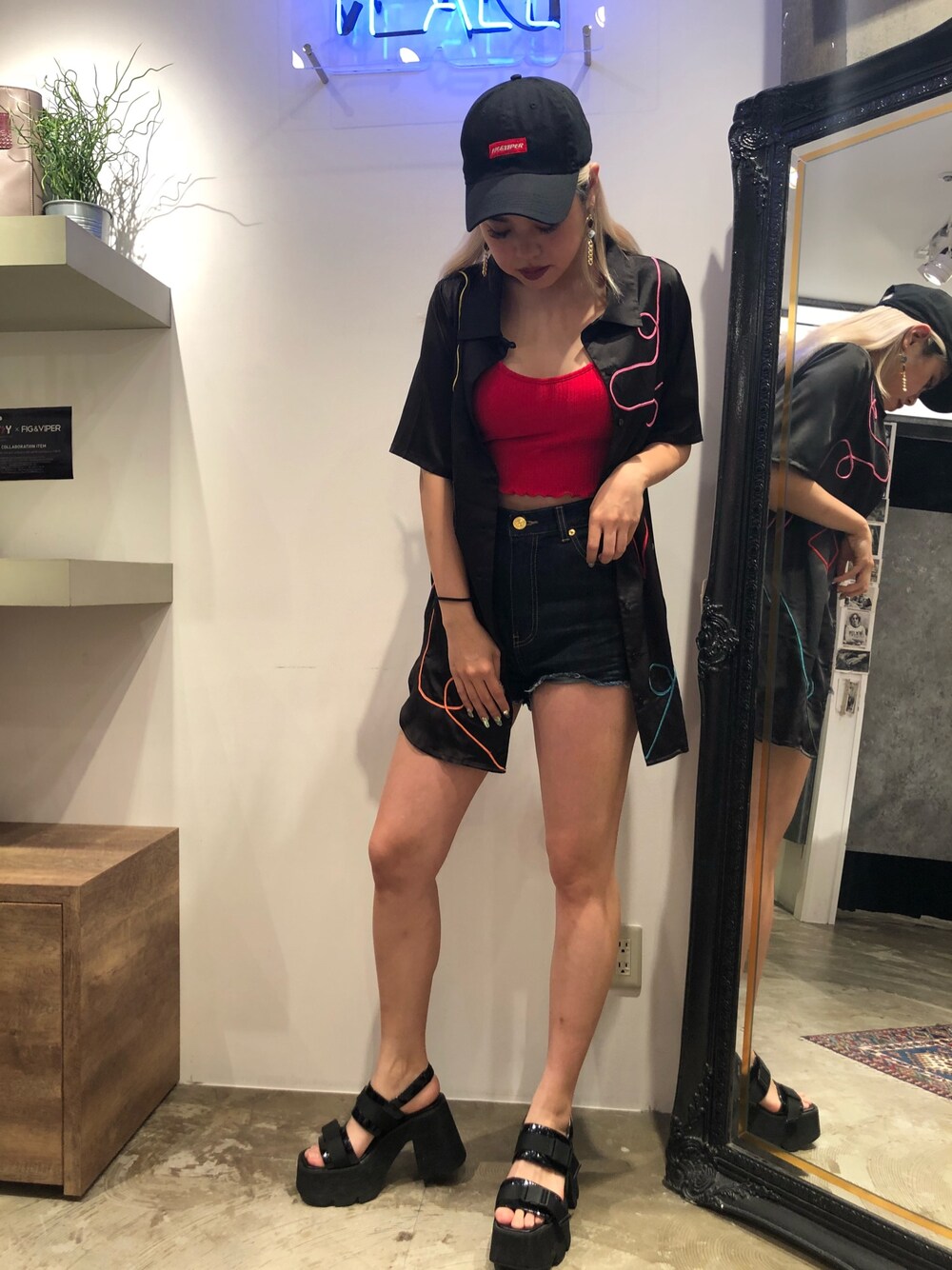 「summer、サテンシャツ、FIG&VIPER、フィグアンドヴァイパー(FIG&VIPER)」｜「FIG&VIPERのBOXロゴ刺繍CAP（キャップ、ブラック系）」を使った、FIG&VIPER_Yukaさん（レディース・167cm）の夏コーディネートの1枚目の写真