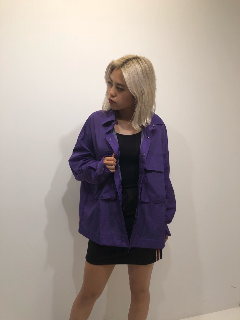 「秋コーデ、コーチジャケット、アウター、FIG&VIPER、フィグアンドヴァイパー(FIG&VIPER)」｜「FIG&VIPERのナイロンコーチJK（ナイロンジャケット、パープル系）」を使った、FIG&VIPER_Yukaさん（レディース・167cm）の秋コーディネートの1枚目の写真