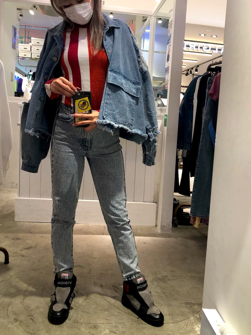 「デニムオンデニム、FIG&VIPER、フィグアンドヴァイパー(FIG&VIPER)、デニムジャケット、春コーデ、スニーカーコーデ、VISIONSTREETWEAR、デニムコーデ、はるコーデ、カジュアルコーデ」｜「FIG&VIPERのラメストライプニットTOP（ニット/セーター、オレンジ系）」を使った、FIG&VIPER_Yukaさん（レディース・167cm）の春コーディネートの1枚目の写真