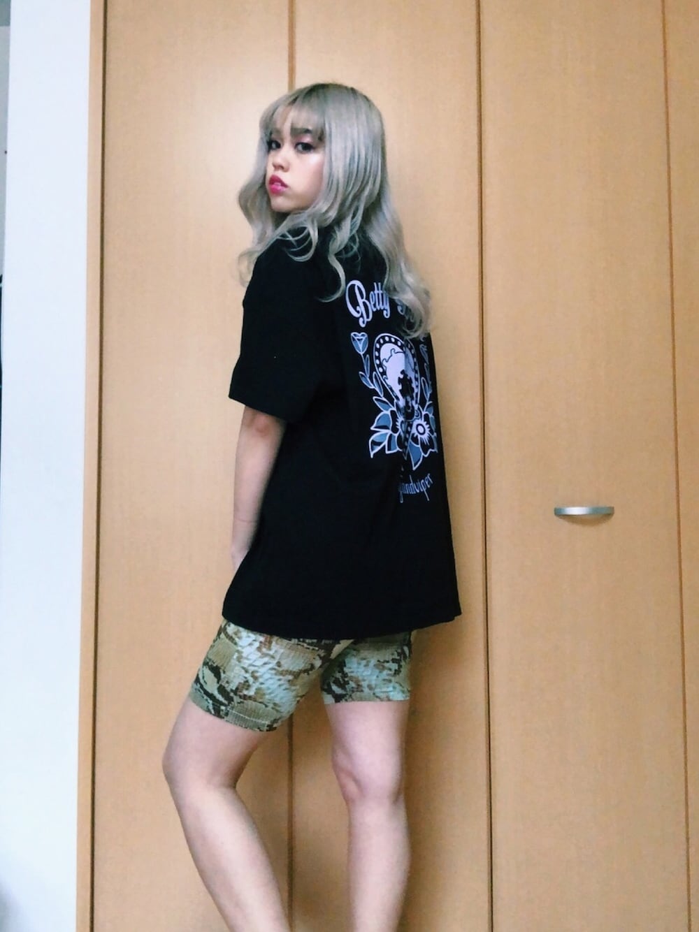 ブラック系のTシャツ/カットソー、グリーン系のレギンス/スパッツを着用したレディースの春コーディネートの1枚目の写真