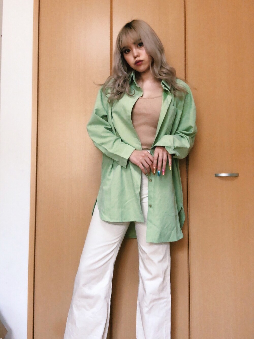 「白パンツ、カジュアルコーデ、デニムパンツ、部屋撮り、FIG&VIPER、フィグアンドヴァイパー(FIG&VIPER)、SLY、ホワイトパンツ、シャツスタイル、ゆるコーデ」｜「FIG&VIPERのリブメロウキャミ（キャミソール、ベージュ系）」を使った、FIG&VIPER_Yukaさん（レディース・167cm）の春コーディネートの1枚目の写真