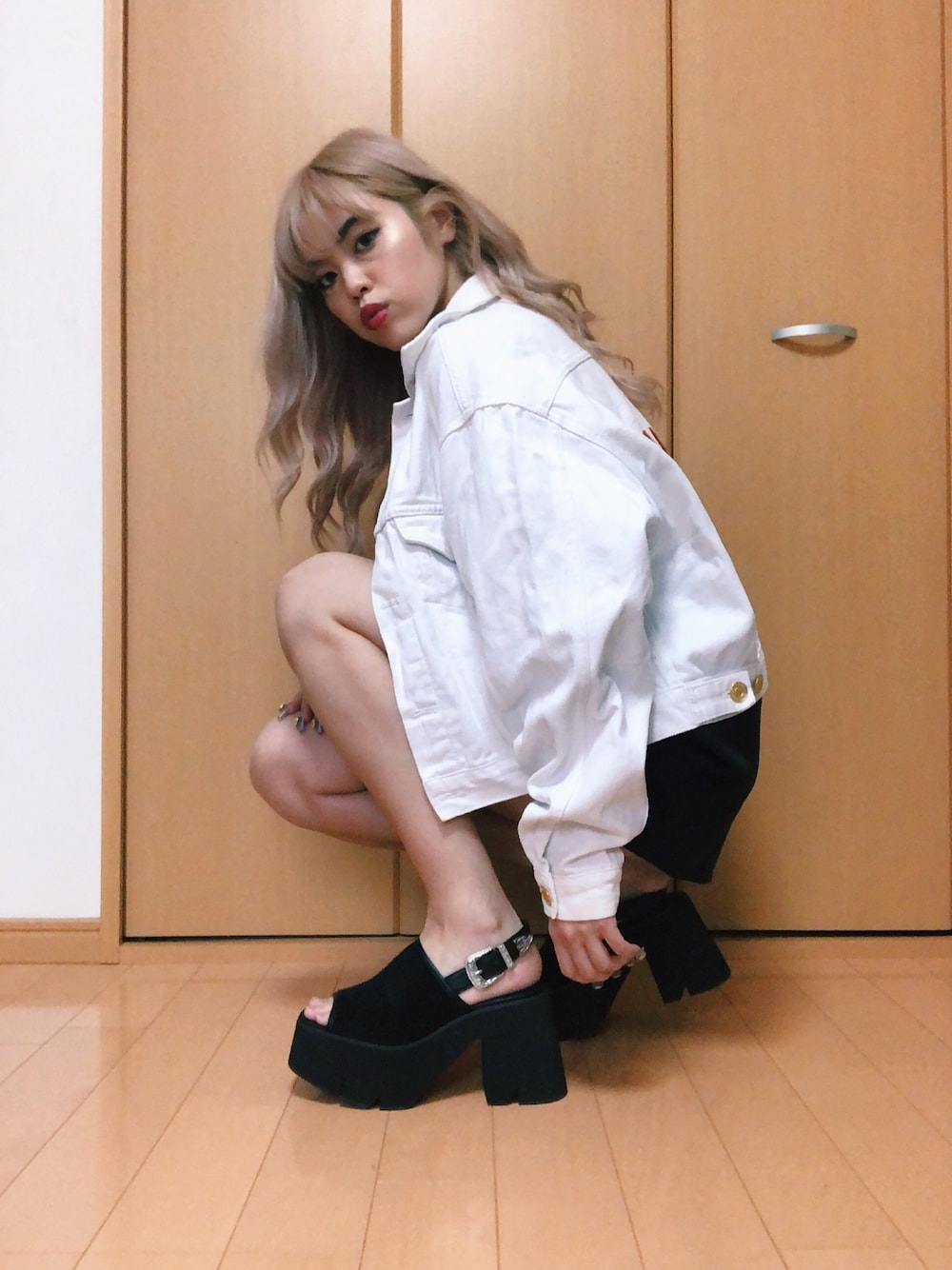 「FIG&VIPER、フィグアンドヴァイパー(FIG&VIPER)、春夏コーデ、ワンピース、大人カジュアル、モノトーン、厚底サンダル、デニムジャケット、大人ストリート、ootd」｜「FIG&VIPERのアイテム（デニムジャケット、ホワイト系）」を使った、FIG&VIPER_Yukaさん（レディース・167cm）の春コーディネートの1枚目の写真
