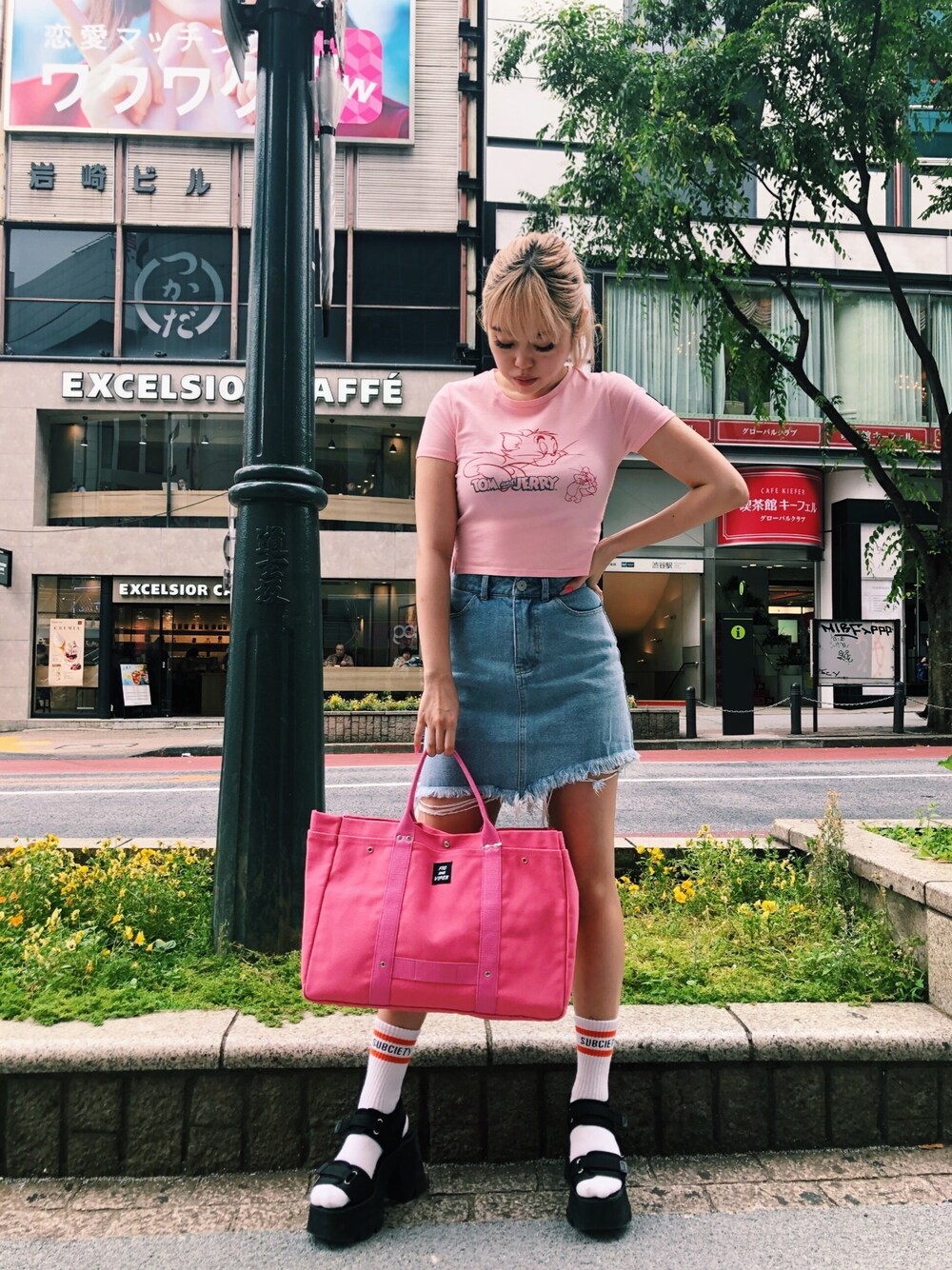「FIG&VIPER、figandviper、フィグアンドヴァイパー(FIG&VIPER)、デニムスカート、ピンク、Tシャツ、スカート、サンダルに靴下、ストリートMIX、Subciety」｜「FIG&VIPERのTom and JerryコラボショートT（Tシャツ/カットソー、ピンク系）」を使った、FIG&VIPER_Yukaさん（レディース・167cm）の夏コーディネートの1枚目の写真