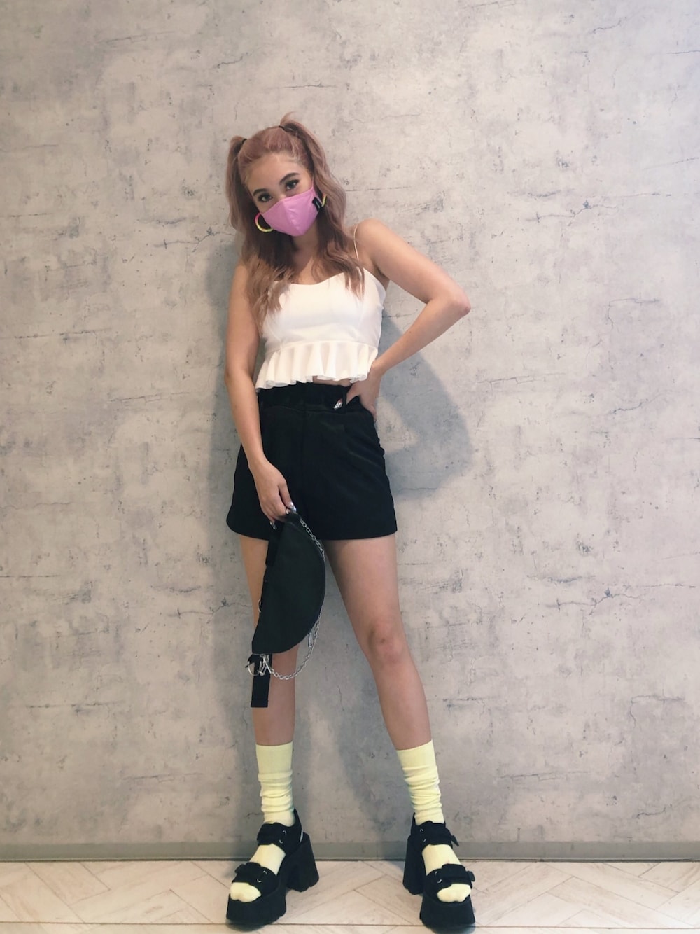 「FIG&VIPER、フィグアンドヴァイパー(FIG&VIPER)、ビスチェ、キャミソール、ぺプラムトップス、ショートパンツ、サンダルに靴下、夏コーデ、きれいめカジュアル、オトナカジュアル」｜「FIG&VIPERのペプラムブラTOP（チューブトップ、ホワイト系）」を使った、FIG&VIPER_Yukaさん（レディース・167cm）の夏コーディネートの1枚目の写真