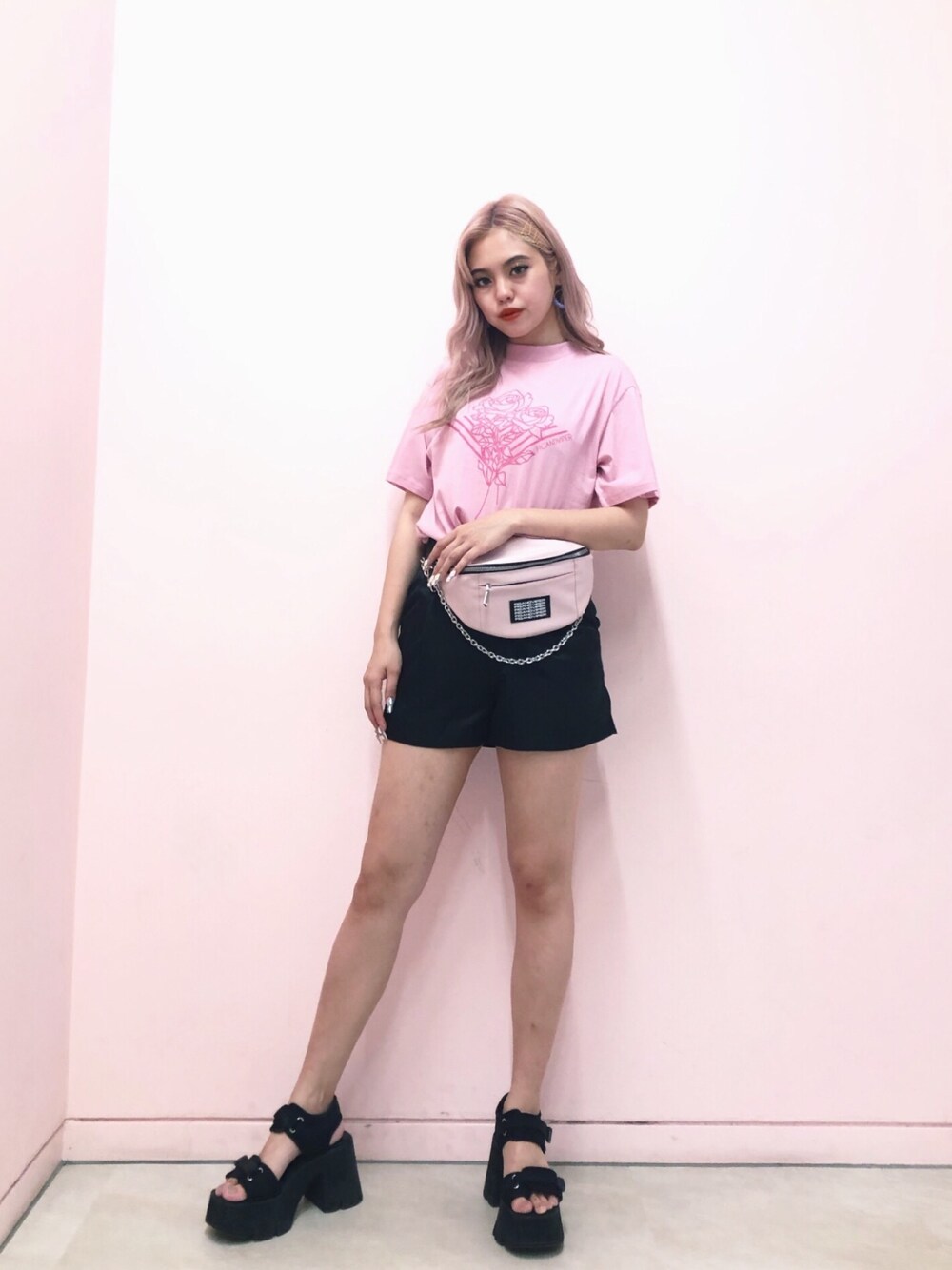 ピンク系のTシャツ/カットソー、ピンク系のボディバッグ/ウエストポーチ、ブラック系のその他パンツを着用したレディースの夏コーディネートの1枚目の写真