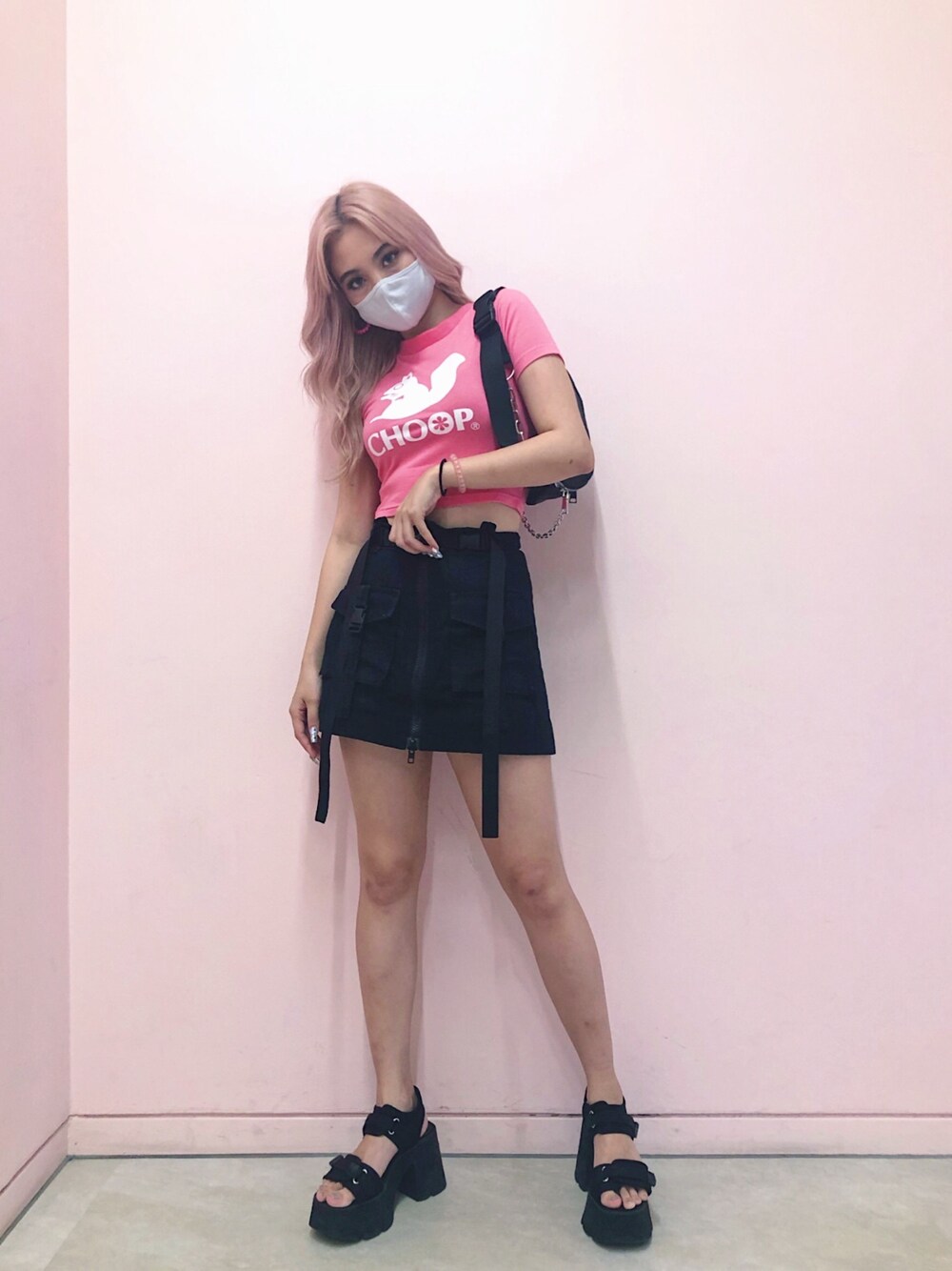 「FIG&VIPER、フィグアンドヴァイパー(FIG&VIPER)、ピンク、ミニスカート、厚底サンダル、ストリート、girl、高身長女子、ショート丈トップス、クロップドトップス」｜「FIG&VIPERのCHOOPコラボショートT（Tシャツ/カットソー、ピンク系）」を使った、FIG&VIPER_Yukaさん（レディース・167cm）の夏コーディネートの1枚目の写真