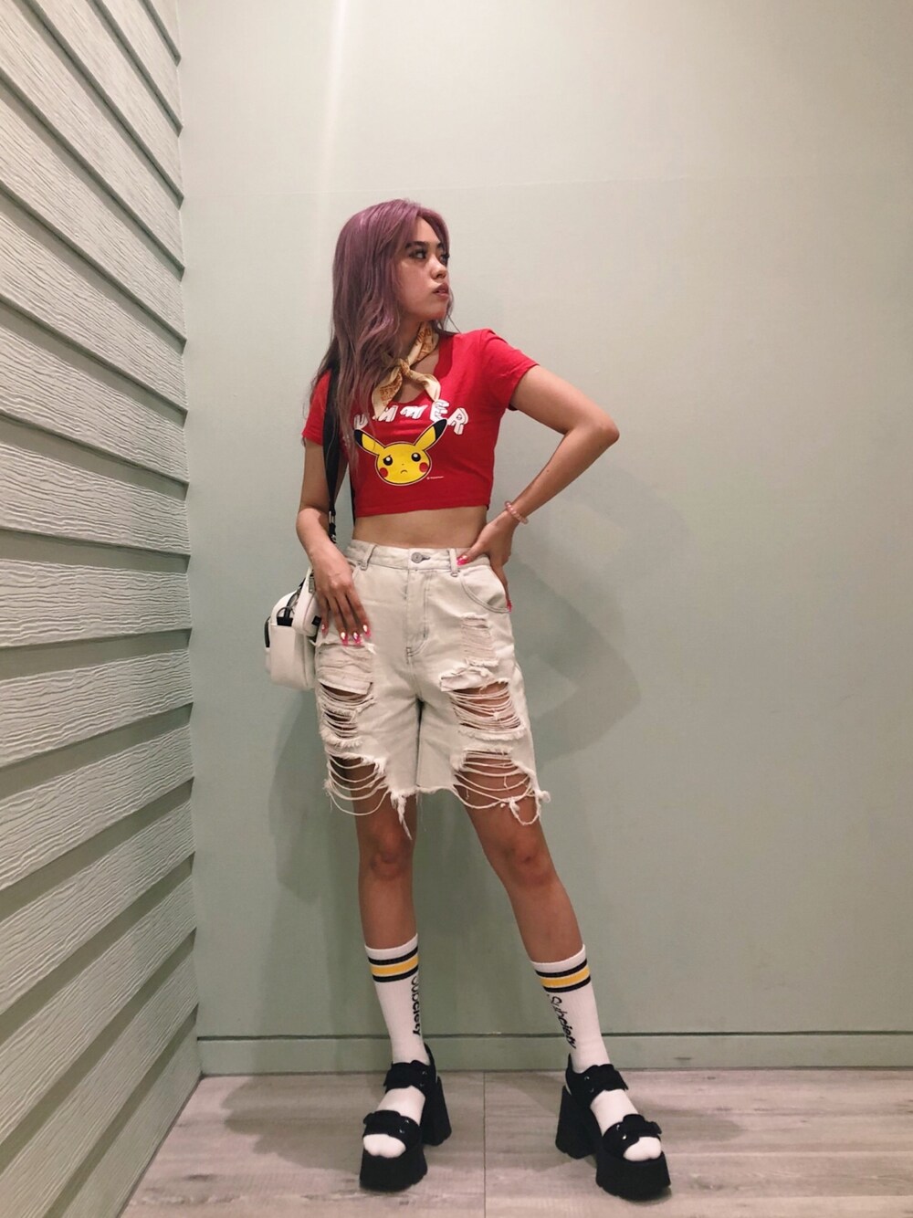 「FIG&VIPER、フィグアンドヴァイパー(FIG&VIPER)、Tシャツ、バンダナ、ショルダーバッグ、厚底サンダル、サンダルに靴下、デニム、カジュアル、ストリート」｜「FIG&VIPERのアイテム（Tシャツ/カットソー、レッド系）」を使った、FIG&VIPER_Yukaさん（レディース・167cm）の夏コーディネートの1枚目の写真