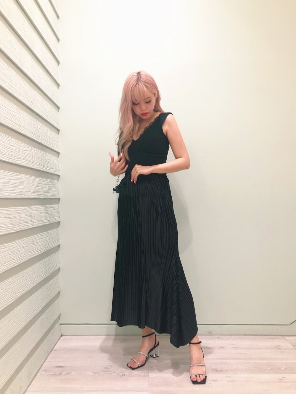 「FIG&VIPER、フィグアンドヴァイパー(FIG&VIPER)、オトナ女子、大人コーデ、ロングスカート、オールブラック、高身長女子、プリーツスカート、フェミニン、ワントーンコーデ」｜「FIG&VIPERのレースブラタンク（タンクトップ、ブラック系）」を使った、FIG&VIPER_Yukaさん（レディース・167cm）の夏コーディネートの1枚目の写真