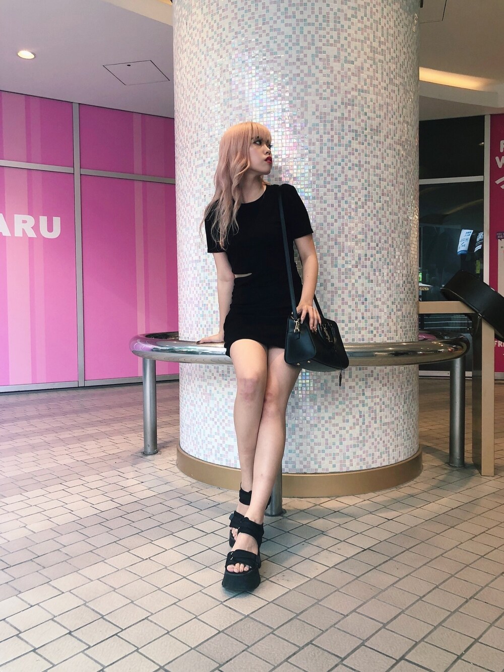 「FIG&VIPER、フィグアンドヴァイパー(FIG&VIPER)、オールブラック、ワンピース、モノトーンコーデ、大人かわいい、オトナ女子、きれいめカジュアル、大人コーデ、厚底サンダル」｜「FIG&VIPERのウエストカットOP（ワンピース、ブラック系）」を使った、FIG&VIPER_Yukaさん（レディース・167cm）の夏コーディネートの1枚目の写真