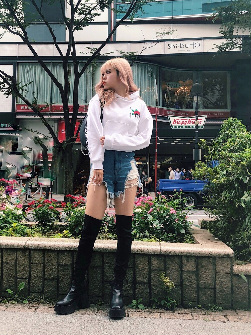 ホワイト系のパーカー、ブルー系のデニムパンツ、ブラック系のボディバッグ/ウエストポーチを着用したレディースの秋コーディネートの1枚目の写真