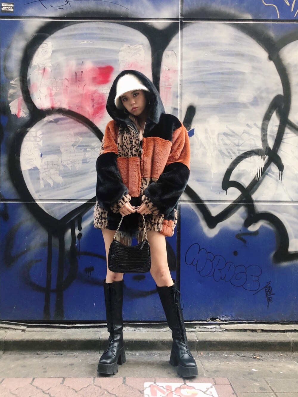 「ビックシルエット、ファーコート、バケットハット、アウター、冬アウター、オーバーサイズ、レースアップシューズ、ロングブーツ、FIG&VIPER、フィグアンドヴァイパー(FIG&VIPER)」｜「FIG&VIPERのフードファー切替コート（その他アウター、オレンジ系）」を使った、FIG&VIPER_Yukaさん（レディース・167cm）の秋コーディネートの1枚目の写真