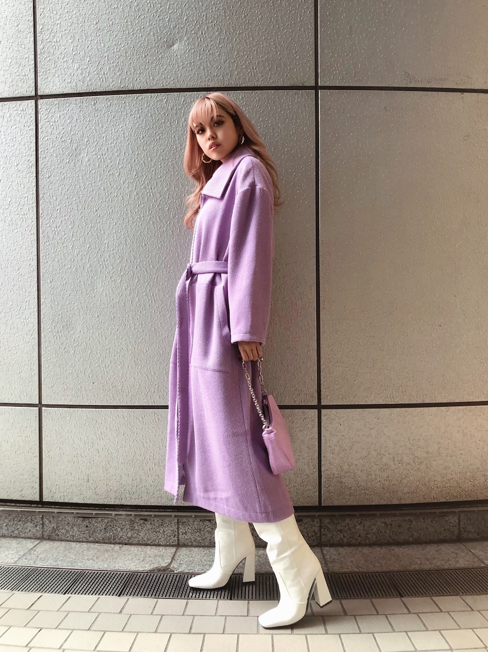 「FIG&VIPER、フィグアンドヴァイパー(FIG&VIPER)、淡色コーデ、ストリート、くすみカラー、ブーツスタイル、ホワイト、ロングコート、ミドルブーツ、きれいめカジュアル」｜「FIG&VIPERのベルト付きZIPロングコート（その他アウター、パープル系）」を使った、FIG&VIPER_Yukaさん（レディース・167cm）の秋コーディネートの1枚目の写真
