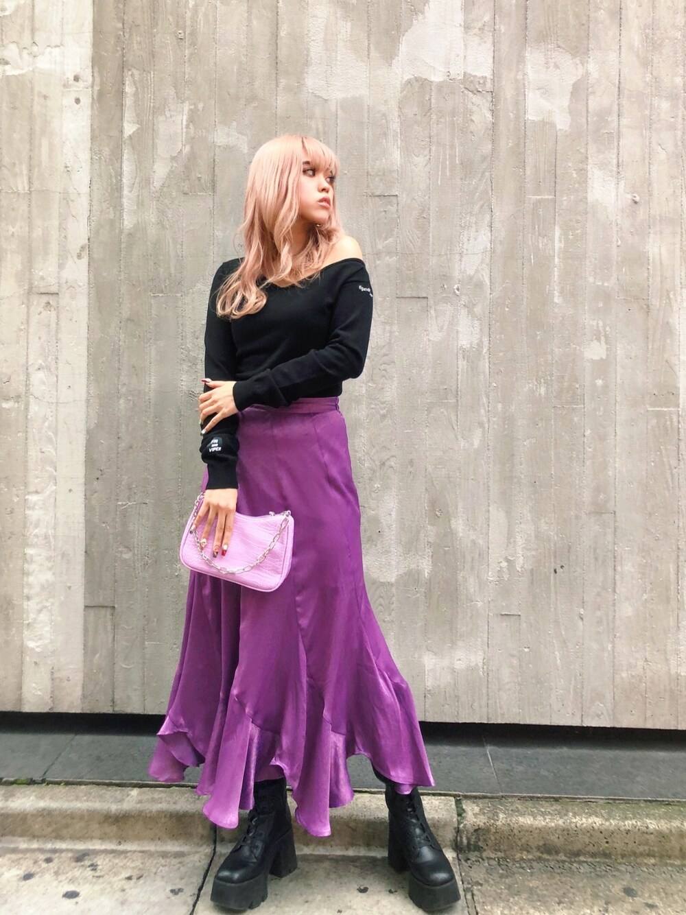 「FIG&VIPER、フィグアンドヴァイパー(FIG&VIPER)、エスカルゴスカート、ロングスカート、ワンショルダー、ニット、秋冬コーデ、スカート、ブーツ、ロングブーツ」｜「FIG&VIPERのワンショルニットTOP（ニット/セーター、ブラック系）」を使った、FIG&VIPER_Yukaさん（レディース・167cm）の秋コーディネートの1枚目の写真