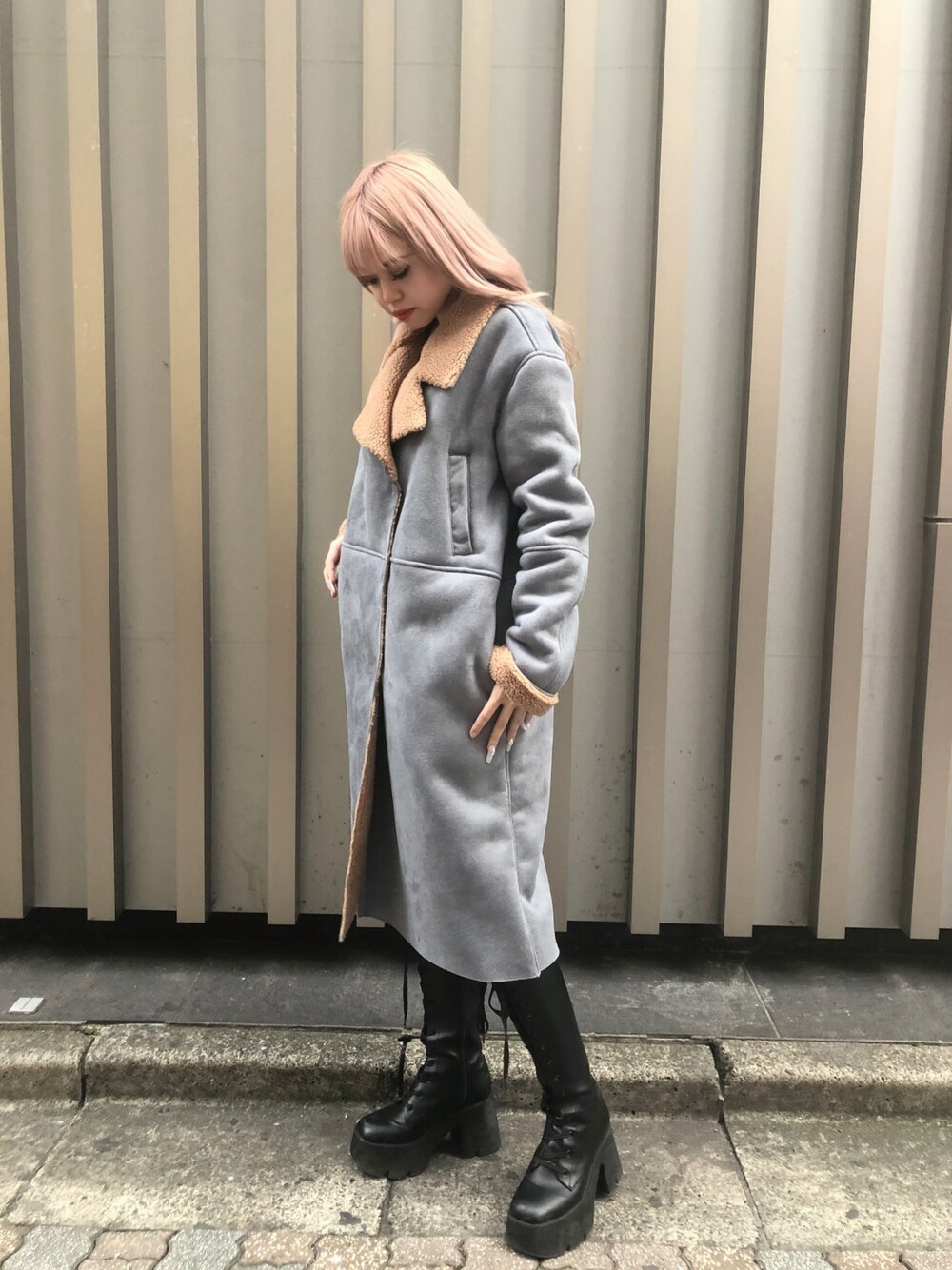 「FIG&VIPER、フィグアンドヴァイパー(FIG&VIPER)、年末WEAR感謝祭、アウター、ムートンコート、ボアコート、ロングコート、ロングブーツ、コート、ストリート」｜「FIG&VIPERのFムートンボアロングコート（ムートンコート、グレー系）」を使った、FIG&VIPER_Yukaさん（レディース・167cm）の冬コーディネートの1枚目の写真