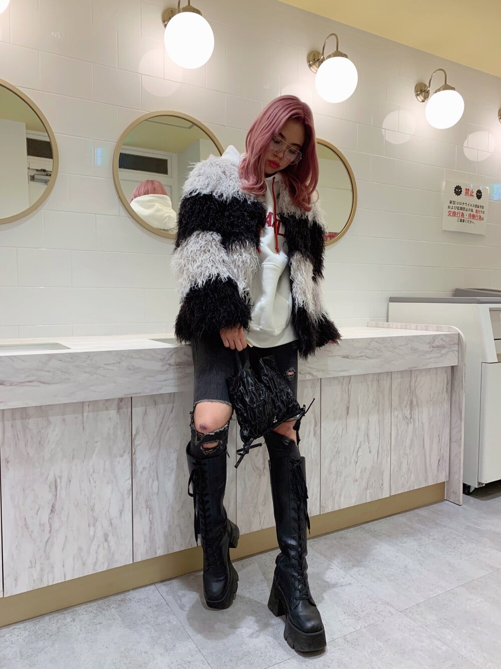 「FIG&VIPER、フィグアンドヴァイパー(FIG&VIPER)、ファーコート、ANIMALIA、フーディー、パーカー、モノトーン、ロングブーツ、メガネ女子、ストリート」｜「FIG&VIPERの中綿プードルFファーコート（テーラードジャケット、ブラック系）」を使った、FIG&VIPER_Yukaさん（レディース・167cm）の冬コーディネートの1枚目の写真