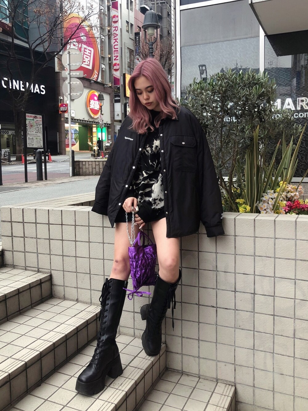 「FIG&VIPER、フィグアンドヴァイパー(FIG&VIPER)、私の推しブランド、高身長女子、タイダイ柄、モノトーン、モノトーンに差し色、ロングブーツ、ストリート、春コーデ」｜「FIG&VIPERの中綿BIGシャツ（その他アウター、ブラック系）」を使った、FIG&VIPER_Yukaさん（レディース・167cm）の冬コーディネートの1枚目の写真