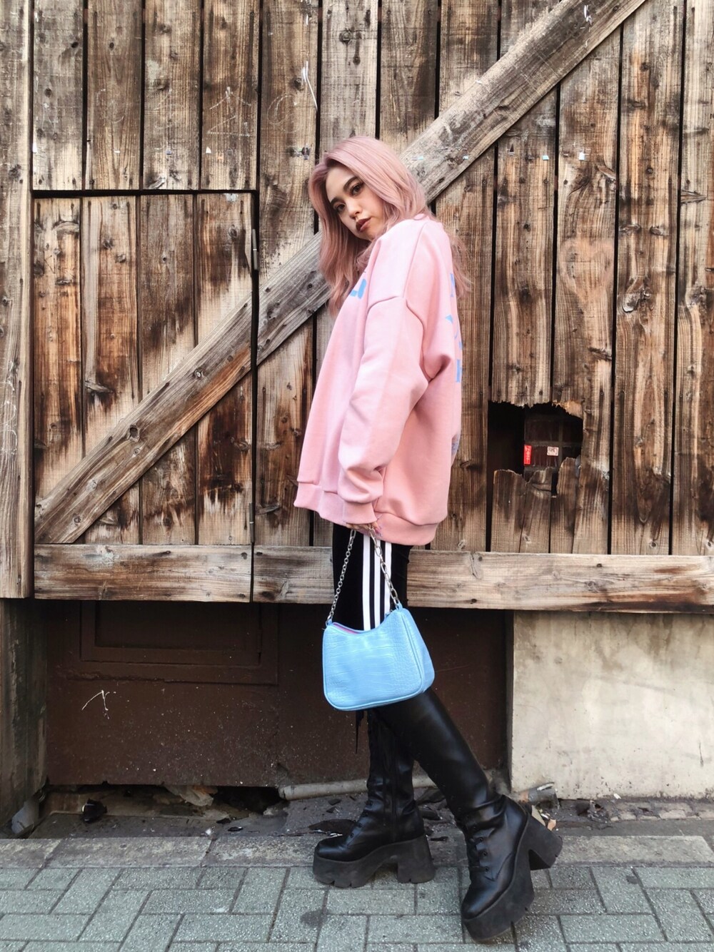 「私の推しブランド、FIG&VIPER、フィグアンドヴァイパー(FIG&VIPER)、urban outfitters、adidas、adidas originals、オーバーサイズ、パンツスタイル、ストリート、くすみカラー」｜「FIG&VIPERのFV CLUB BIG PO（Tシャツ/カットソー、ピンク系）」を使った、FIG&VIPER_Yukaさん（レディース・167cm）の冬コーディネートの1枚目の写真