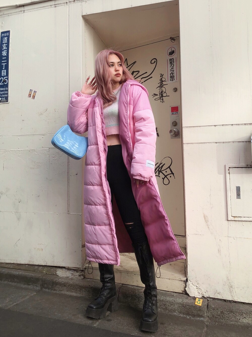 「私の推しブランド、FIG&VIPER、フィグアンドヴァイパー(FIG&VIPER)、高身長女子、ロングコート、ピンク、ロングブーツ、淡色コーデ、パステルカラー、ストリート」｜「FIG&VIPERのロング中綿コート（その他アウター、ピンク系）」を使った、FIG&VIPER_Yukaさん（レディース・167cm）の冬コーディネートの1枚目の写真