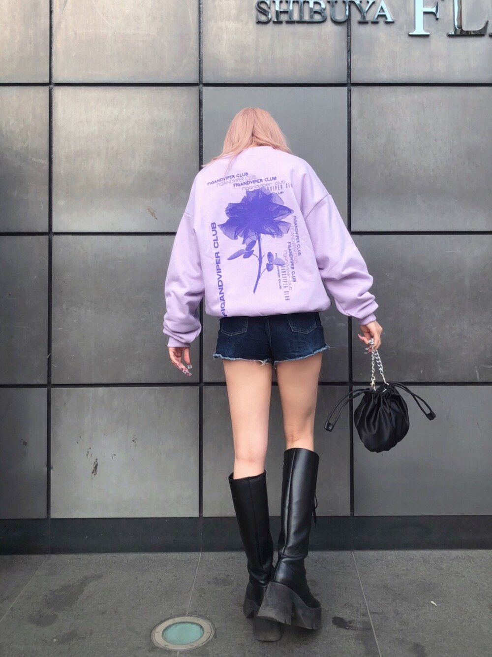 「私の推しブランド、FIG&VIPER、フィグアンドヴァイパー(FIG&VIPER)、春コーデ、巾着バッグ、パステルカラー、淡色コーデ、ロングブーツ、カジュアルコーデ、ストリート」｜「FIG&VIPERのFV ROSE MID PO（スウェット、パープル系）」を使った、FIG&VIPER_Yukaさん（レディース・167cm）の冬コーディネートの1枚目の写真