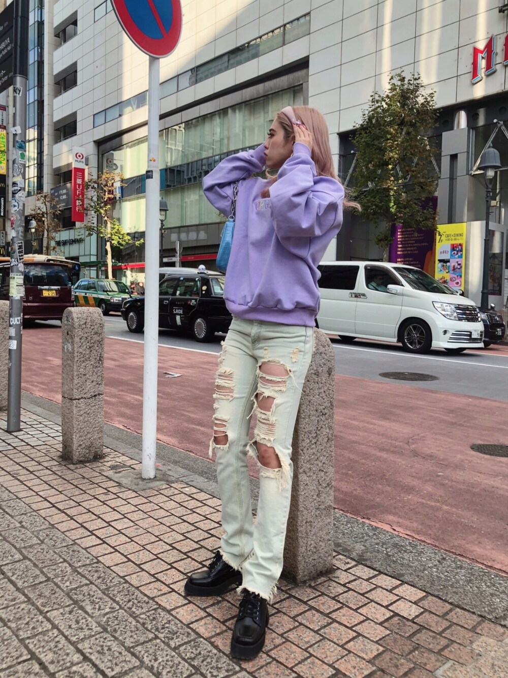 「FIG&VIPER、フィグアンドヴァイパー(FIG&VIPER)、春色、春コーデ、プルオーバー、パステルカラー、デニムパンツ、UNIF、ローファー、カチューシャ」｜「Jemicaのアイテム（カチューシャ、ピンク系）」を使った、FIG&VIPER_Yukaさん（レディース・167cm）の冬コーディネートの1枚目の写真