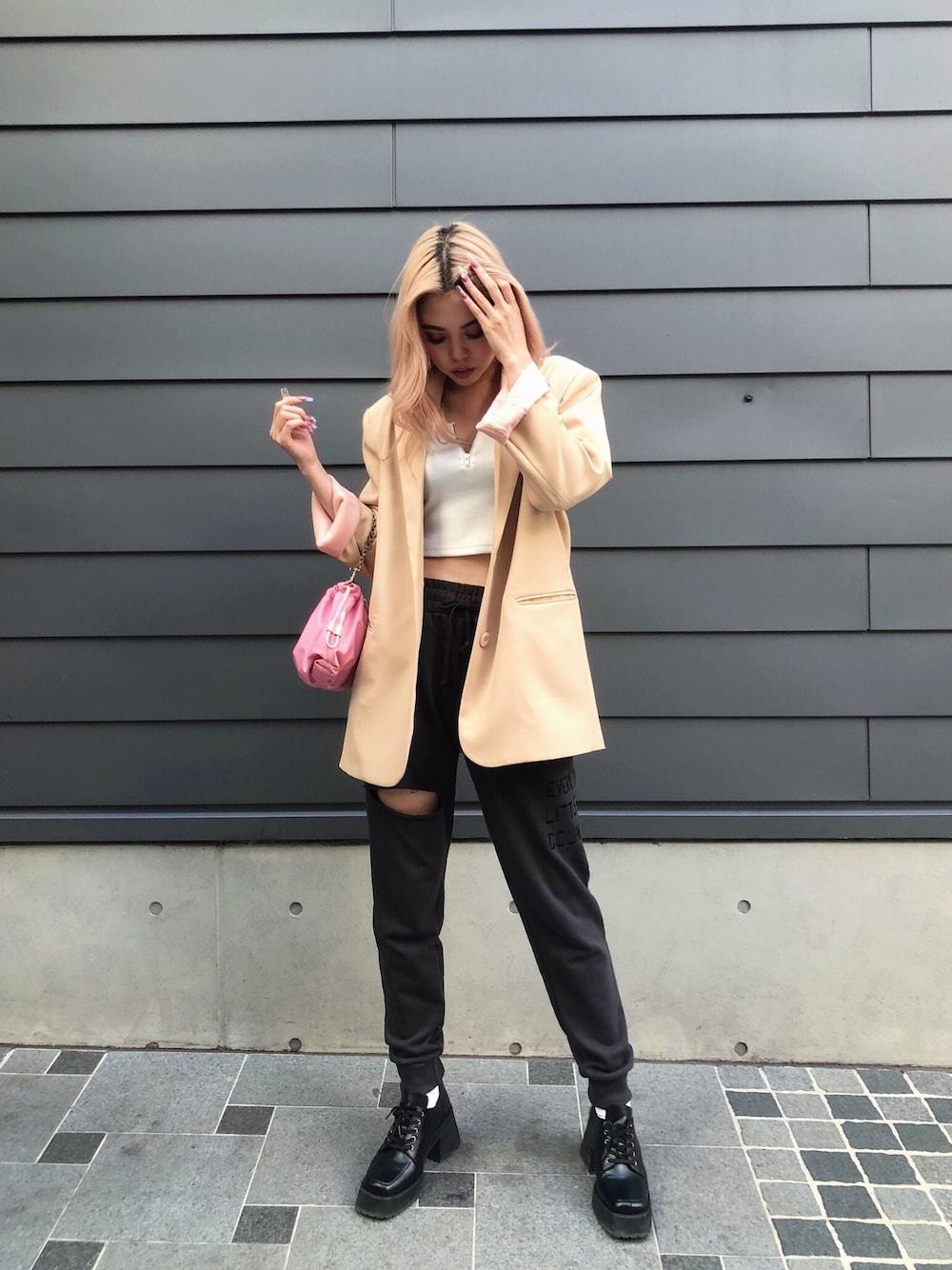 「FIG&VIPER、フィグアンドヴァイパー(FIG&VIPER)、スウェットパンツ、ジョガーパンツ、春コーデ、ジャケットスタイル、ローファー、高身長女子、ベージュ、ストリート」｜「FIG&VIPERのリブZIPショートロンT（Tシャツ/カットソー、ホワイト系）」を使った、FIG&VIPER_Yukaさん（レディース・167cm）の冬コーディネートの1枚目の写真