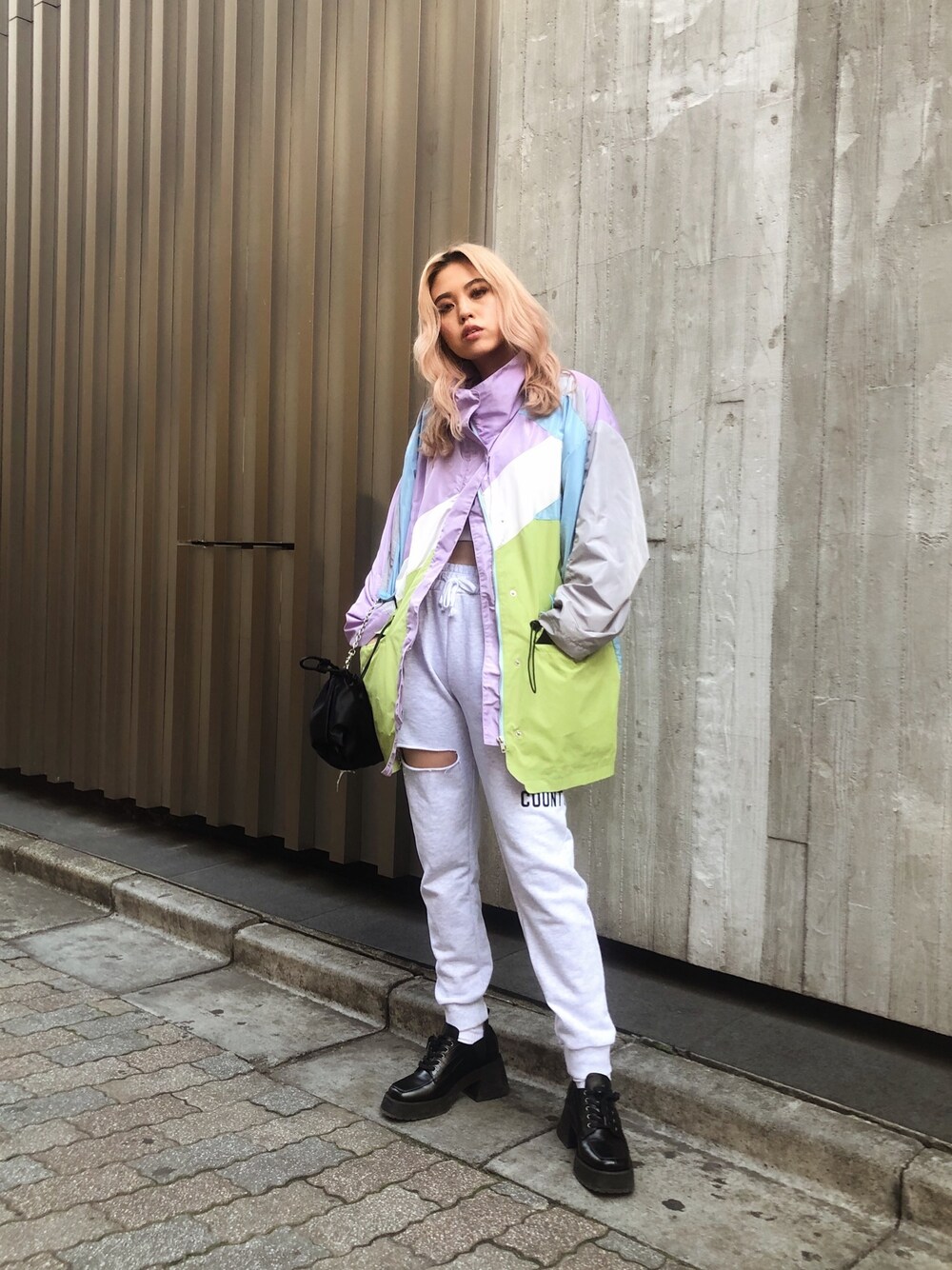 「FIG&VIPER、フィグアンドヴァイパー(FIG&VIPER)、春コーデ、春アウター、スウェットパンツ、ローファー、グリーン、高身長女子、ストリート、スウェット」｜「FIG&VIPERの切替BIGナイロンJK（ナイロンジャケット、グリーン系）」を使った、FIG&VIPER_Yukaさん（レディース・167cm）の冬コーディネートの1枚目の写真