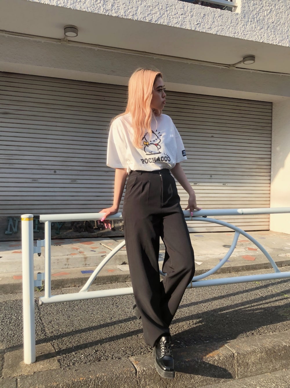 「FIG&VIPER、フィグアンドヴァイパー(FIG&VIPER)、サンリオ、パンツスタイル、タックパンツ、キャラT、白Tシャツ、ローファー、ストリート、モノトーンコーデ」｜「FIG&VIPERのポチャッコBIG-T（Tシャツ/カットソー、ホワイト系）」を使った、FIG&VIPER_Yukaさん（レディース・167cm）の春コーディネートの1枚目の写真