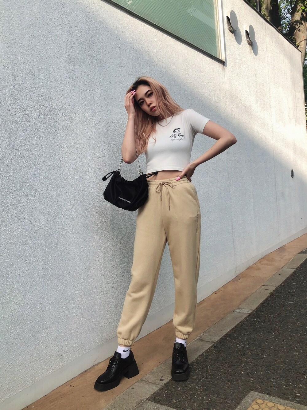 「FIG&VIPER、フィグアンドヴァイパー(FIG&VIPER)、BETTY BOOP、スウェットパンツ、白Tシャツ、春夏コーデ、ローファー、NIKE、ストリート、スウェット」｜「FIG&VIPERのBETTYコラボショートT（Tシャツ/カットソー、ホワイト系）」を使った、FIG&VIPER_Yukaさん（レディース・167cm）の春コーディネートの1枚目の写真