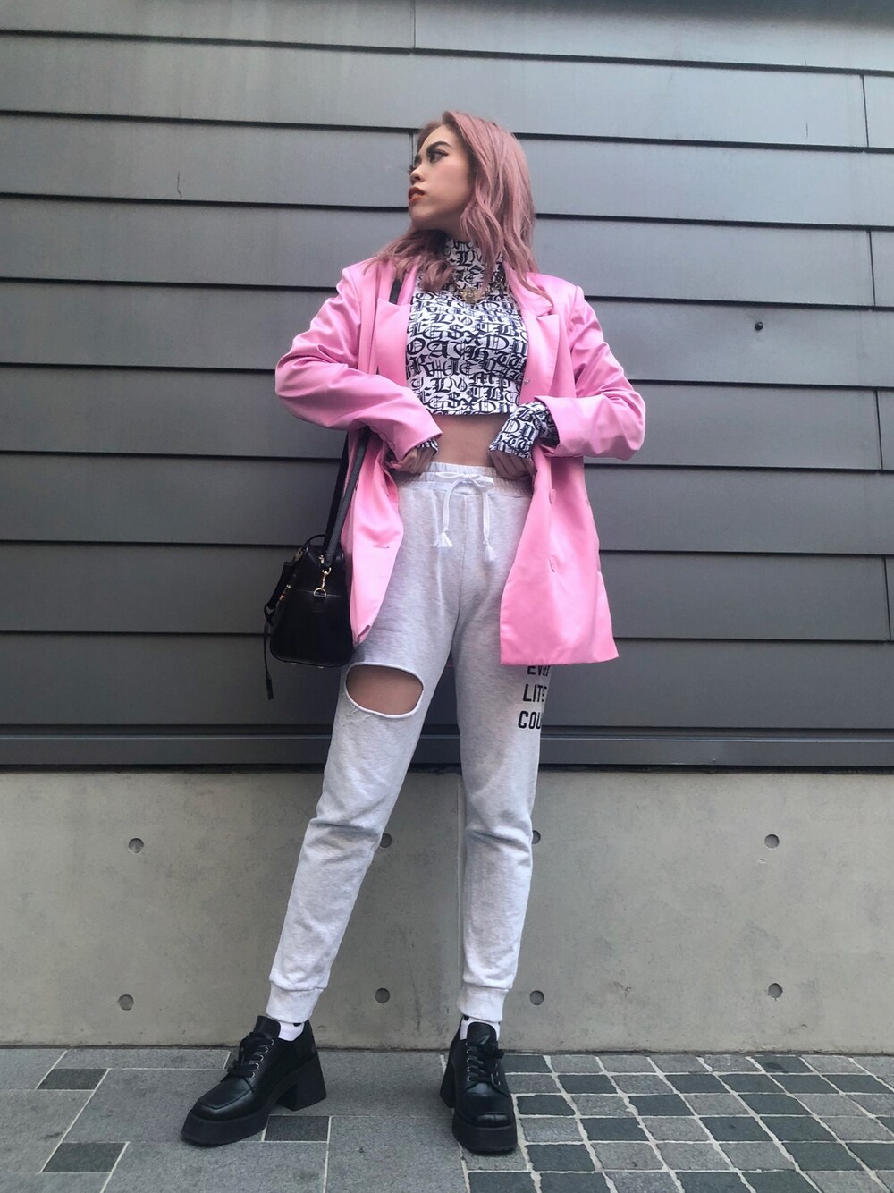 「FIG&VIPER、フィグアンドヴァイパー(FIG&VIPER)、休日コーデ、パンツスタイル、スウエットパンツ、スウェット、Bershka、ストリート、テーラードジャケット、ピンク」｜「Bershkaのアイテム（トップス、ホワイト系）」を使った、FIG&VIPER_Yukaさん（レディース・167cm）の春コーディネートの1枚目の写真