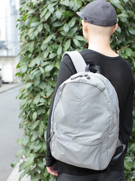 「アイテム（バックパック/リュック、グレー系）」を使った、UNBILLION_MENSさん（メンズ・170cm）の春コーディネート