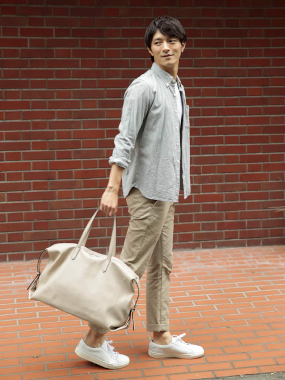 ベージュ系のボストンバッグを着用したメンズの秋コーディネートの1枚目の写真