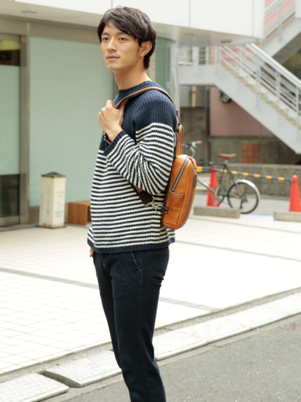 グリーン系のボディバッグ/ウエストポーチを着用したメンズの冬コーディネートの1枚目の写真