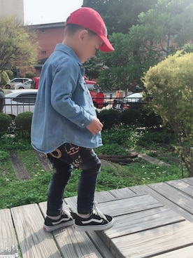 「GAP（ギャップ）のアイテム（ハット、レッド系）」を使った、ConnieShihさん（キッズ）の春コーディネート
