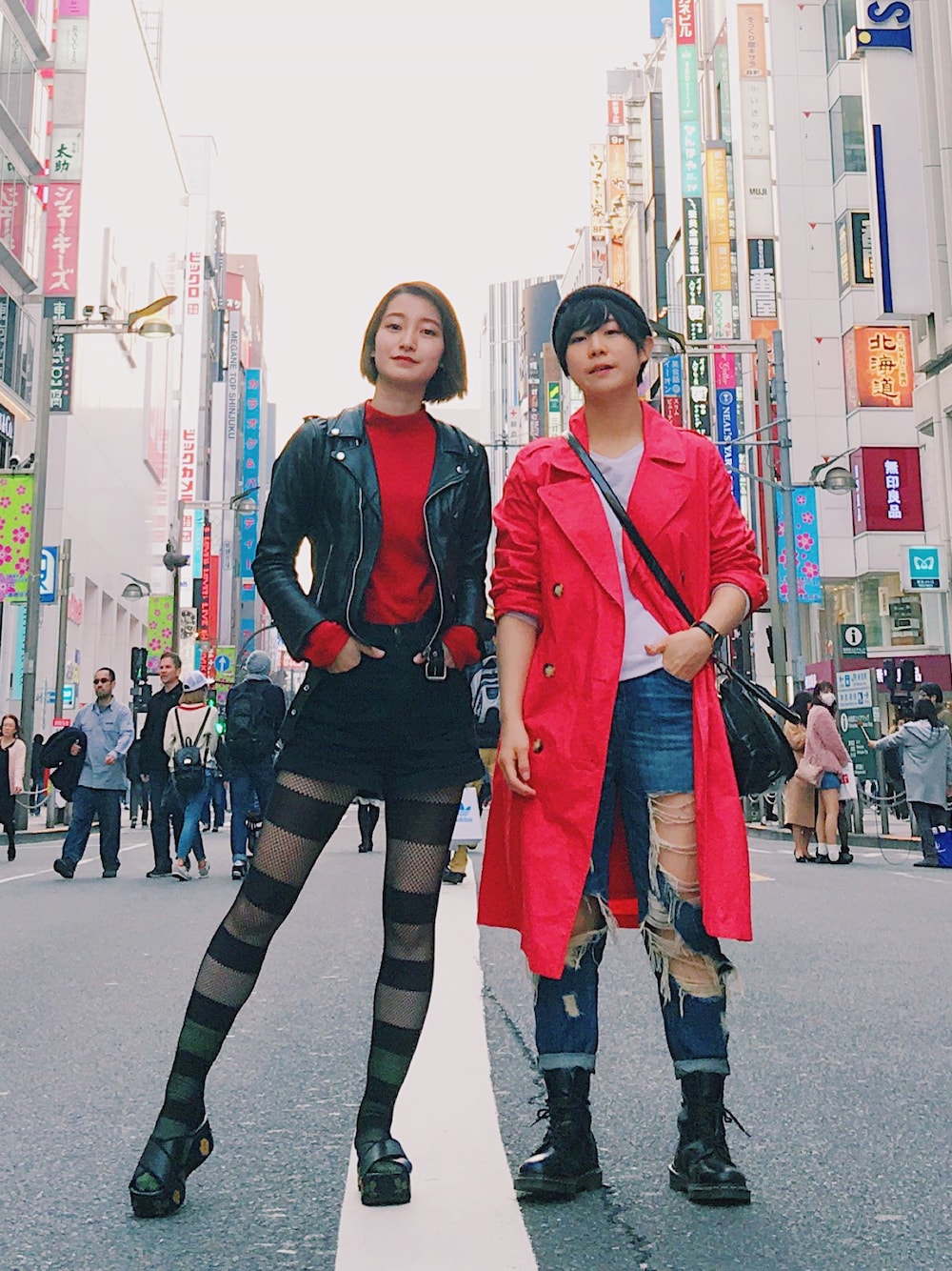 「カジュアル、網タイツ、STYLENANDA、赤×黒、ロックテイスト、シンプル、シンプルコーデ、厚底サンダル、網タイツ×靴下」｜「goocyのH/NTOP（ニット/セーター、レッド系）」を使った、NAOさん（レディース・163cm）の春コーディネートの1枚目の写真