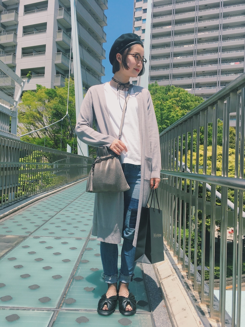 「カジュアルコーデ、シンプルコーデ、プチプラ、outfit、ロングカーディガン、チョーカー、ベレー帽、モノトーン、モノトーンコーデ」｜「TONE SELECT GOODSのリボンフラットサンダル（サンダル、ブラック系）」を使った、NAOさん（レディース・163cm）の春コーディネートの1枚目の写真
