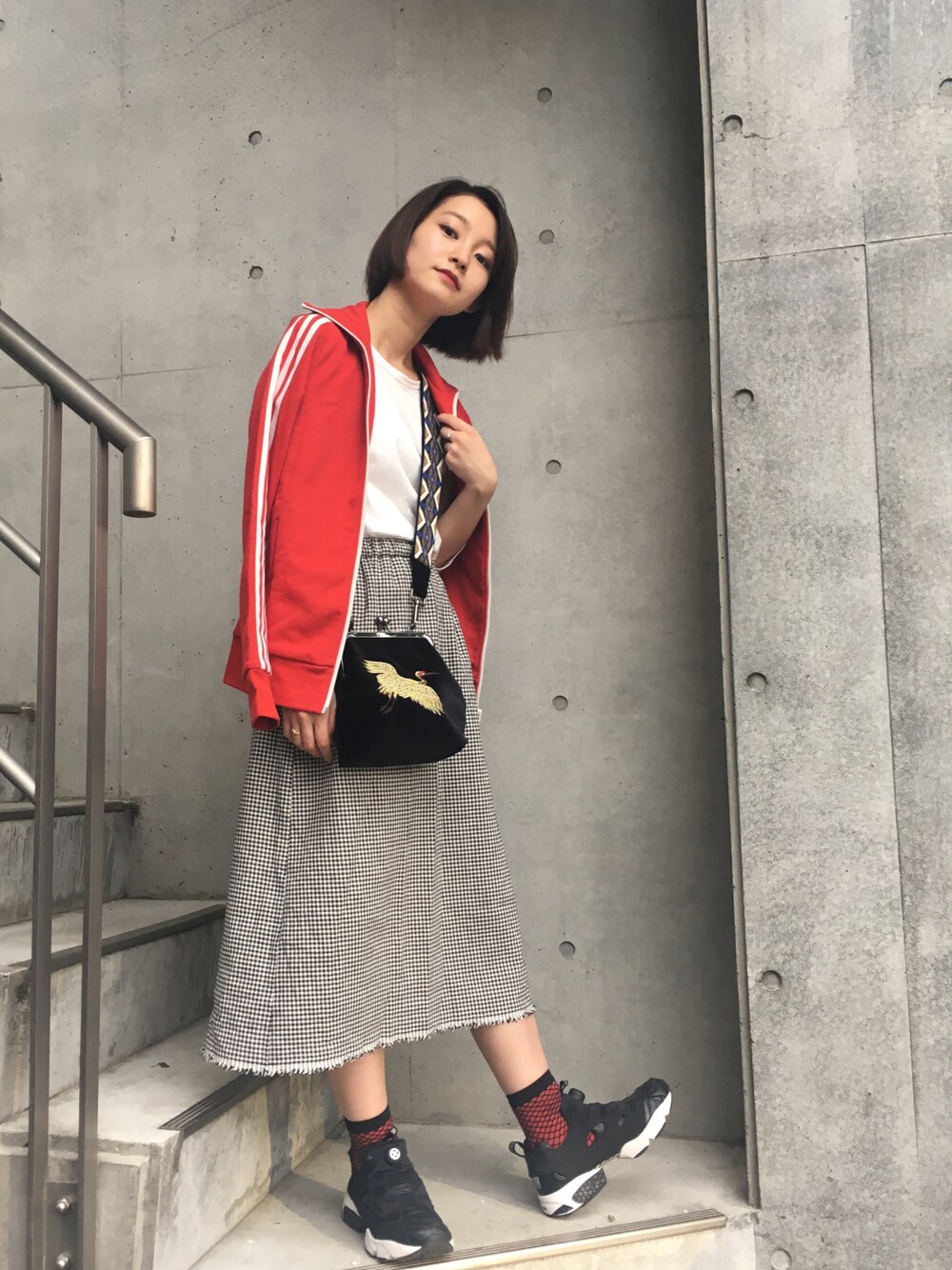 「シンプルコーデ、スポーツミックス、はるコーデ、シンプル、シンプルスタイル、スニーカー、スニーカーコーデ、スポーティ」｜「TONE SELECT GOODSの刺繍太ストラップショルダーバッグ（ショルダーバッグ、ブラック系）」を使った、NAOさん（レディース・163cm）の春コーディネートの1枚目の写真