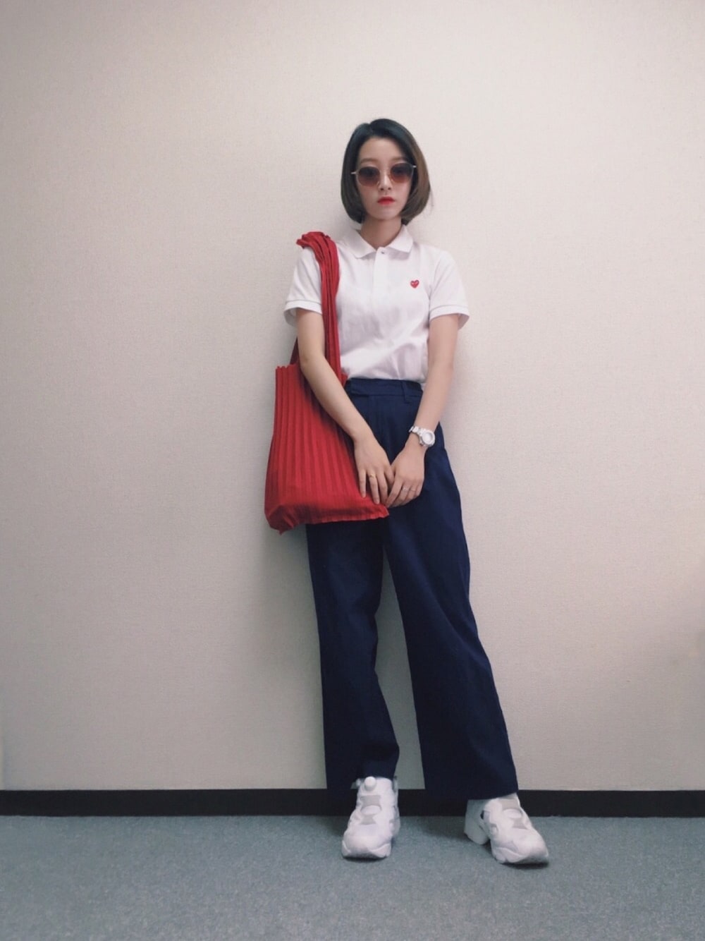 「ネイビー、カジュアルコーデ、ポロシャツ、ポンプフューリー、プリーツ、シンプルコーデ、大人カジュアル、PLAY comme des garcons、ワイドパンツ、スニーカーコーデ」｜「GUの（GU）ワイドアンクルパンツＡ（パンツ、ブルー系）」を使った、NAOさん（レディース・163cm）の夏コーディネートの1枚目の写真