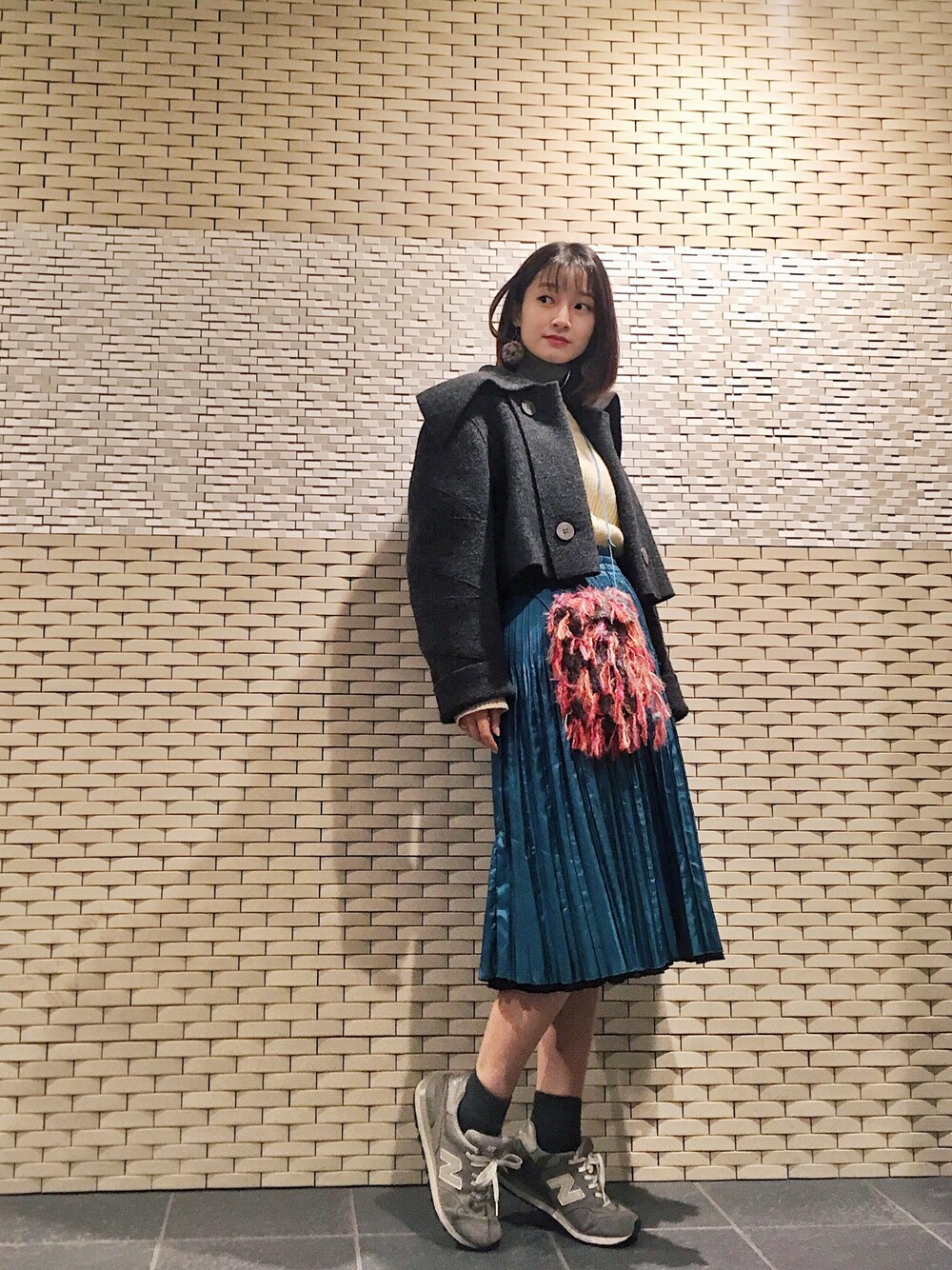 New balance ターコイズブルーセーターとグレージュスカート NEW BALANCEのアイテムを使った「ターコイズブルー」の人気