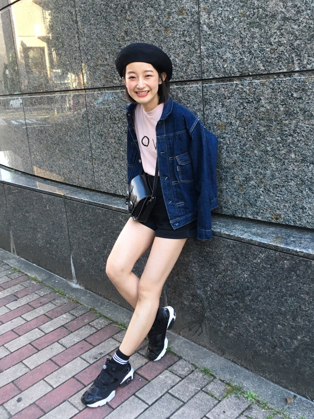 「大人カジュアル、カジュアル、ラクチンコーデ、orslow、BEAMS、デニムジャケット、ベレー帽、ビッグシルエット、スニーカーコーデ、スニーカー×靴下」｜「BEAMS BOYのorslow / Monroe Jacket Special（デニムジャケット、ブルー系）」を使った、NAOさん（レディース・163cm）の春コーディネートの1枚目の写真