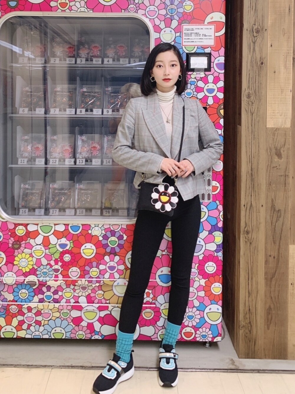 「チェック柄に恋してる、チェックジャケット、グレンチェック、秋、シンプル、今日のコーデ、スニーカー」｜「Vivienne Westwoodのアイテム（ソックス/靴下、ブルー系）」を使った、NAOさん（レディース・162cm）の秋コーディネートの1枚目の写真