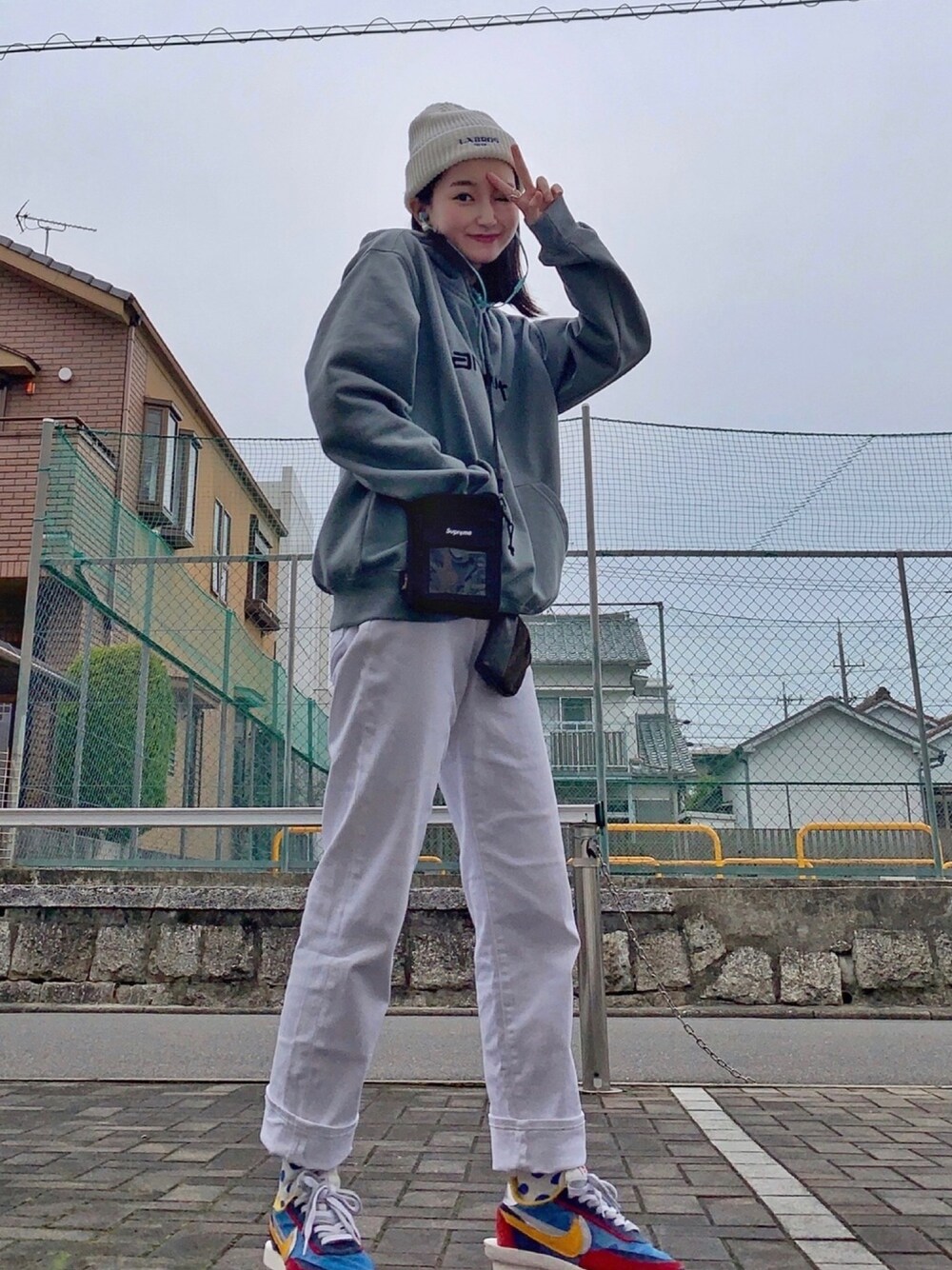 「メンズライク、sacai×nike、シンプル、フーディー、スウェット、carhartt、スニーカーコーデ、ストリート、ストリートカジュアル」｜「Sacaiのアイテム（スニーカー、レッド系）」を使った、NAOさん（レディース・162cm）の秋コーディネートの1枚目の写真