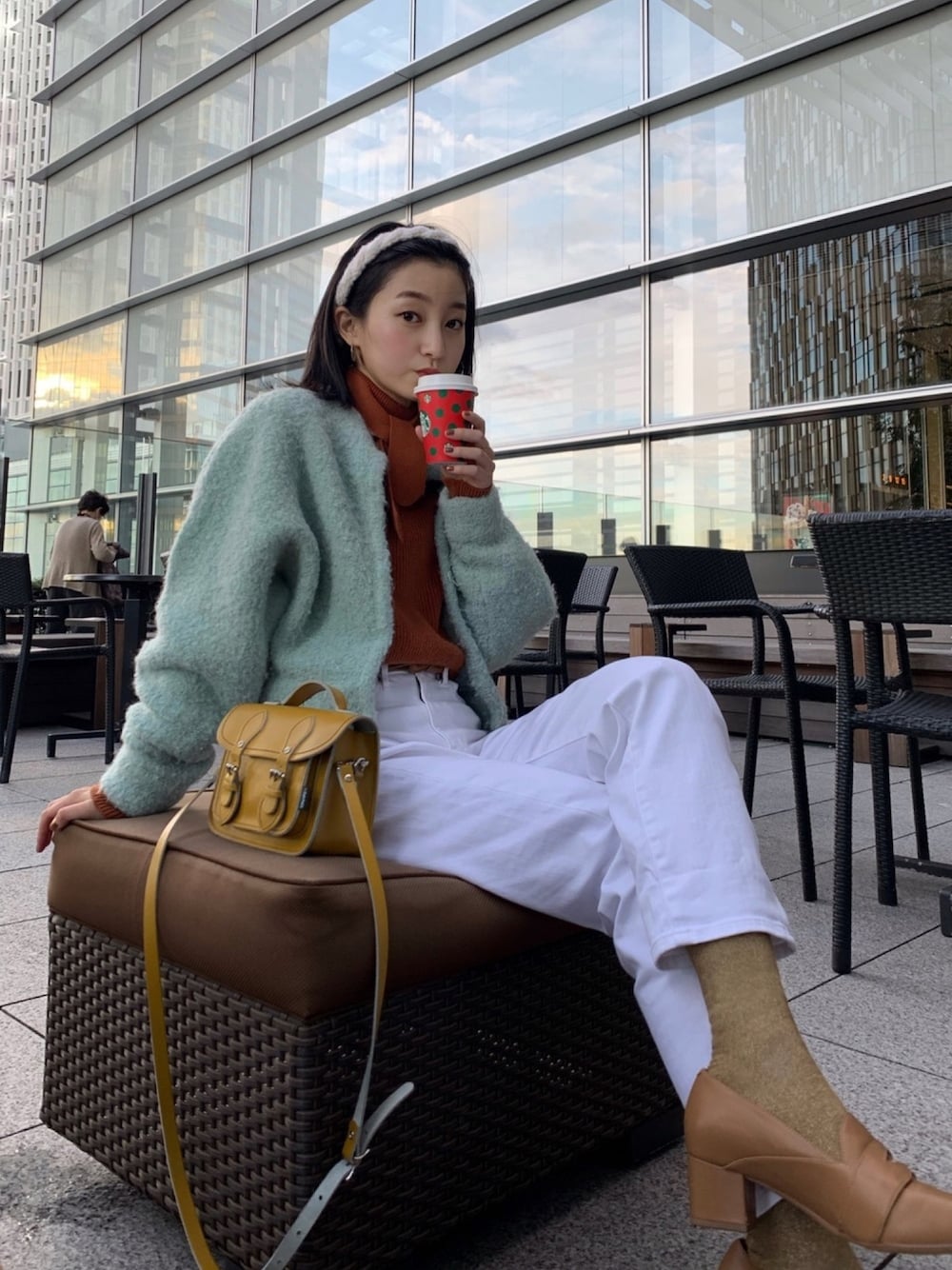 「冬コーデ、ローファー、ローファー×靴下、シンプルコーデ、カジュアルコーデ、大人カジュアル、プチプラコーデ、ミントグリーン、タートルネックニット」｜「UNIQLOのハイライズストレートアンクルジーンズ（丈標準70cm）（デニムパンツ、ホワイト系）」を使った、NAOさん（レディース・162cm）の冬コーディネートの1枚目の写真