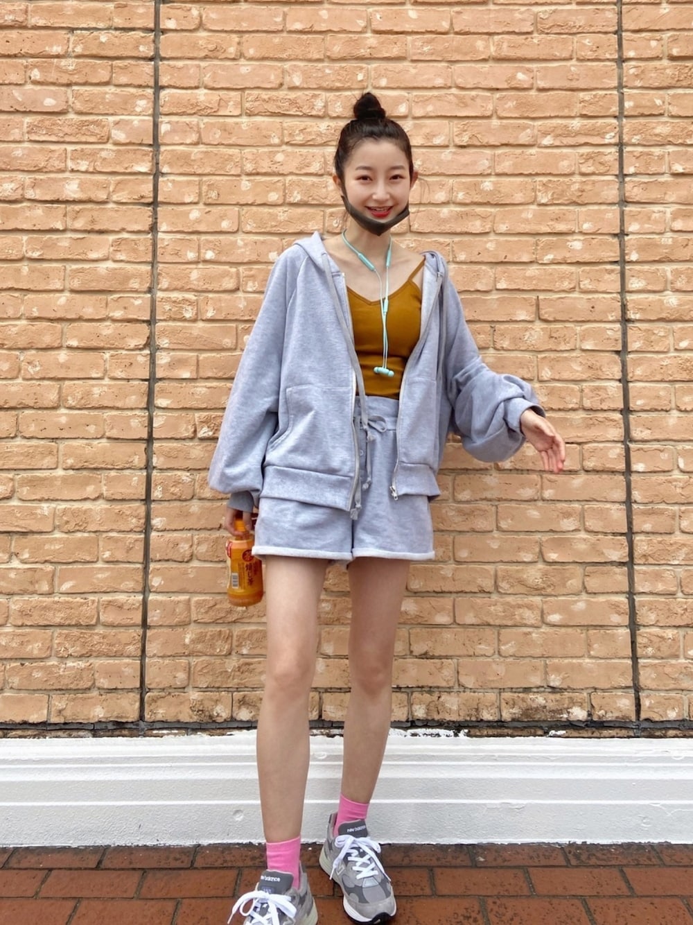 「トレーニング、今日のコーデ、休日コーデ、ラクチンコーデ、リラックススタイル、プチプラ、韓国ファッション、New Balance、シンプル」｜「almoの【almo】バックオープン キャミソール（キャミソール、ブラウン系）」を使った、NAOさん（レディース・162cm）の春コーディネートの1枚目の写真