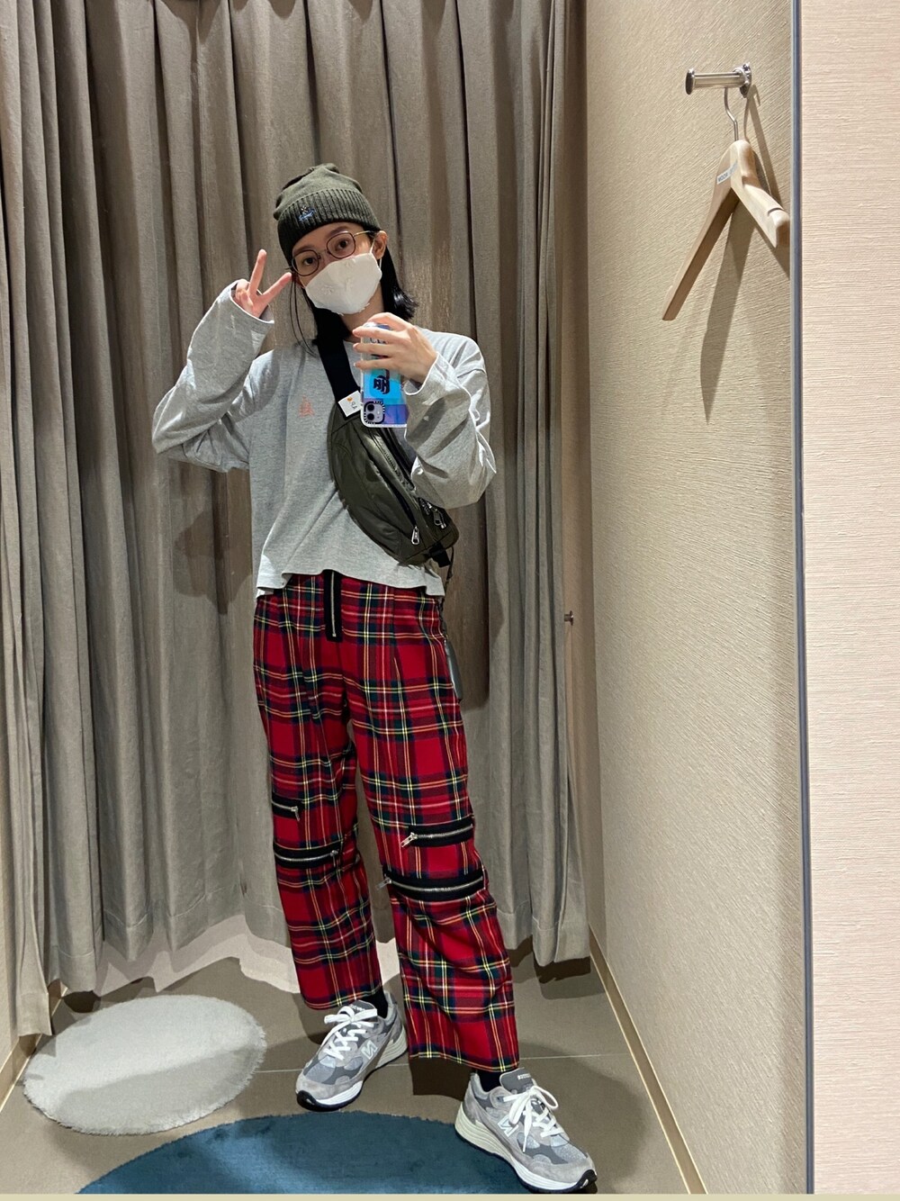 「ラブアンドピース2020、秋コーデ、大人カジュアル、メンズライク、ビーニー、タータンチェック、New Balance、APC、Carhartt WIP(Carhartt WIP)」｜「A.P.C.のアイテム（ボディバッグ/ウエストポーチ、グリーン系）」を使った、NAOさん（レディース・162cm）の秋コーディネートの1枚目の写真