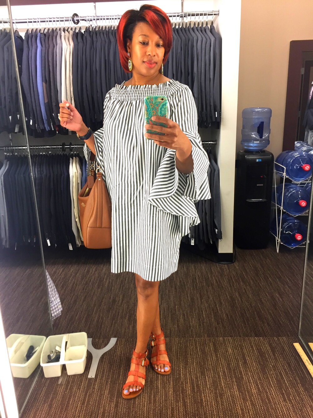 グレー系のドレスを着用したレディースの春コーディネートの1枚目の写真