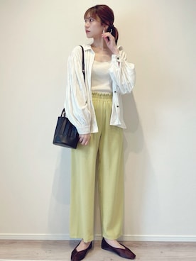 「NEUNA（ヌナ）のガーゼルーズセミワイドパンツ/ウエストゴム（スラックス、イエロー系）」を使った、miraiさん（レディース・163cm）の春コーディネート
