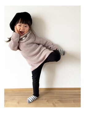 「H&M（エイチ・アンド・エム）のアイテム（ニット/セーター、ピンク系）」を使った、PinktriangleAKMさん（キッズ）の冬コーディネート