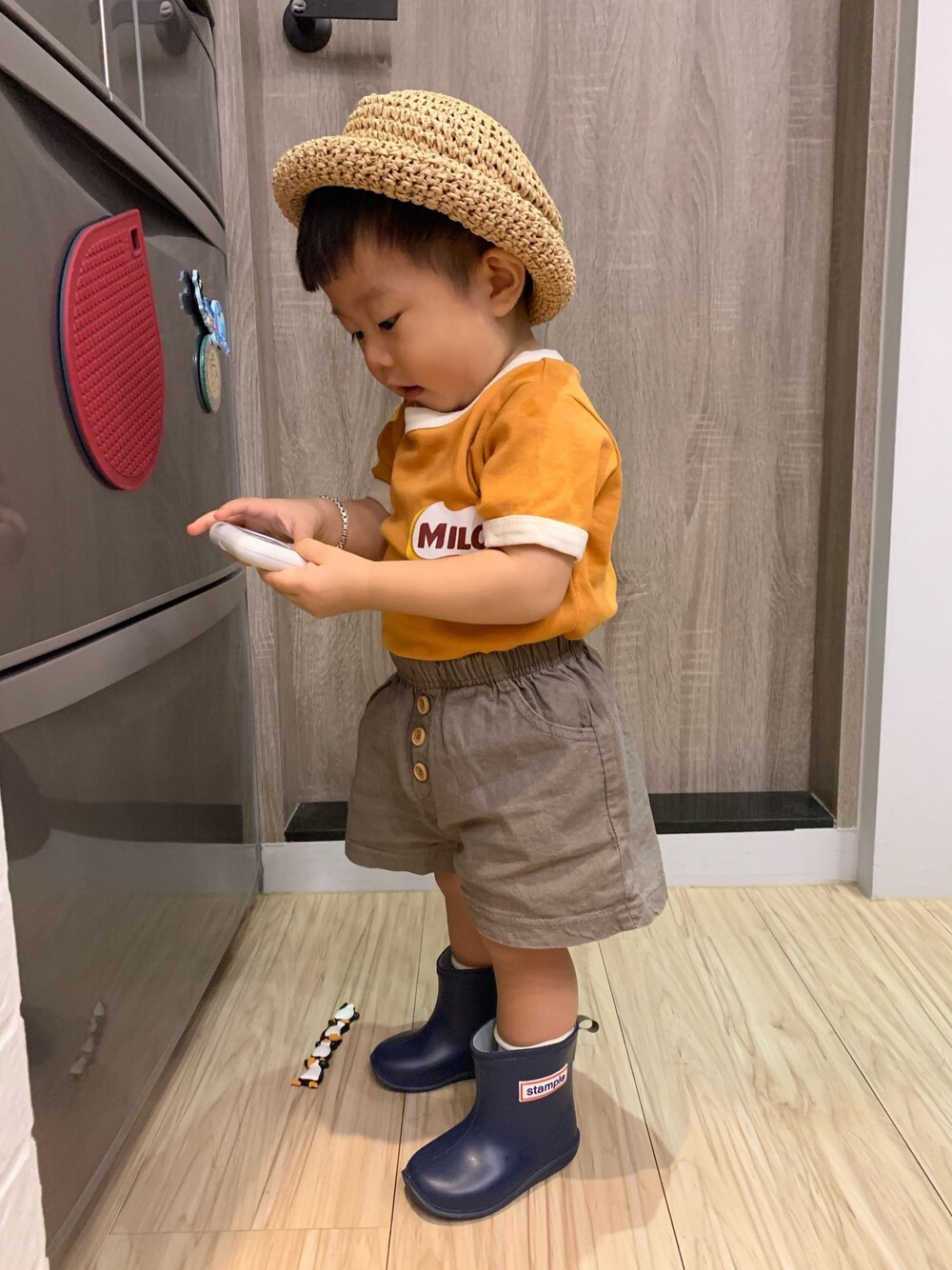 「美、ootd、夏、雨の日コーデ」｜「MILOのアイテム（Tシャツ/カットソー、イエロー系）」を使った、吳小可さん（キッズ・70cm）の秋コーディネートの1枚目の写真