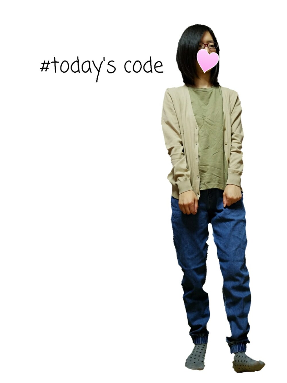 ベージュ系のカーディガン/ボレロ、グリーン系のTシャツ/カットソー、ブルー系のデニムパンツを着用したレディースの春コーディネートの1枚目の写真