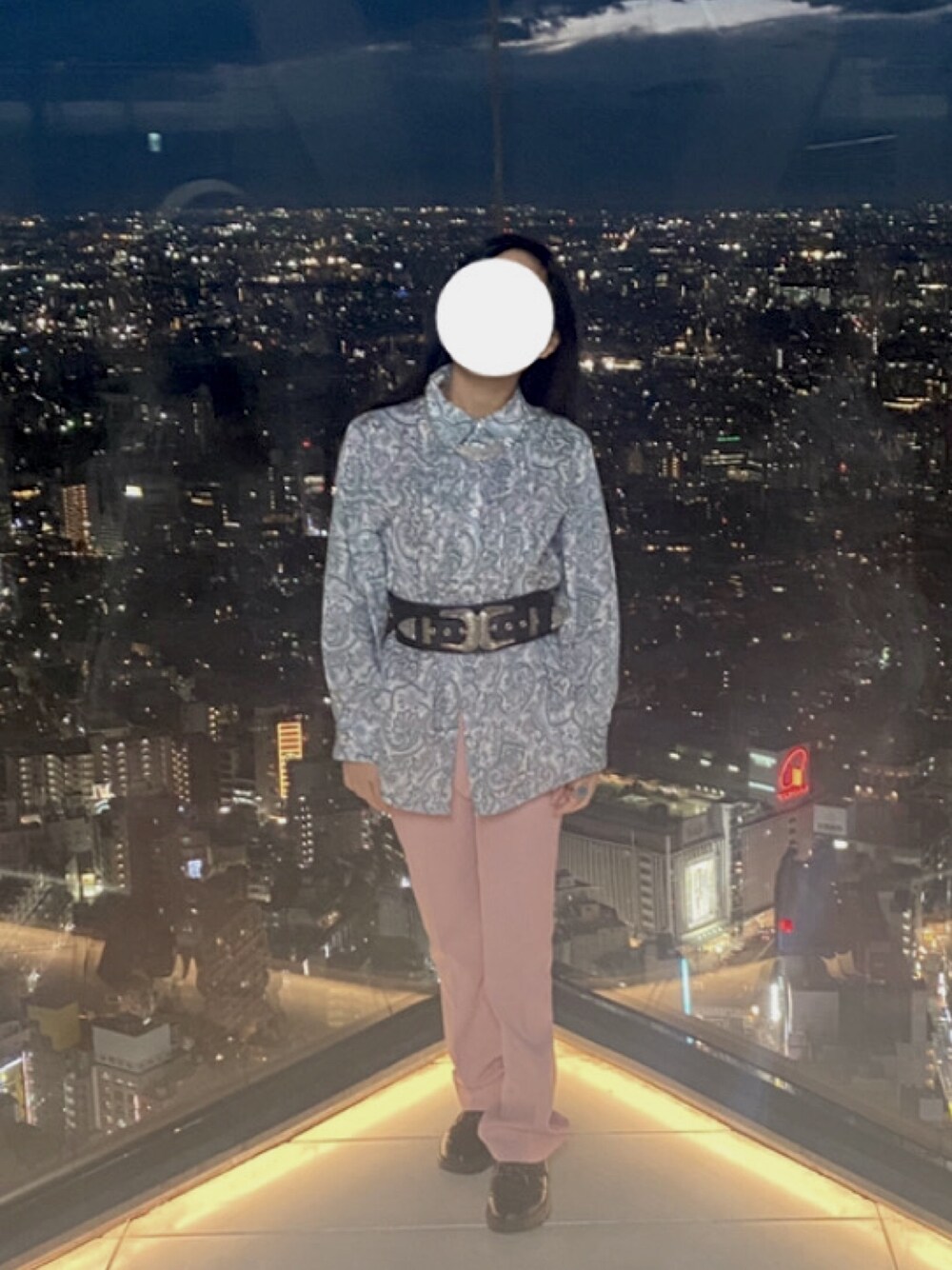 「柄シャツ、ブルー×ピンク、パンツスタイル、渋谷スカイ」｜「古着のアイテム（シャツ/ブラウス、ブルー系）」を使った、su__kppさん（レディース・153cm）の冬コーディネートの1枚目の写真